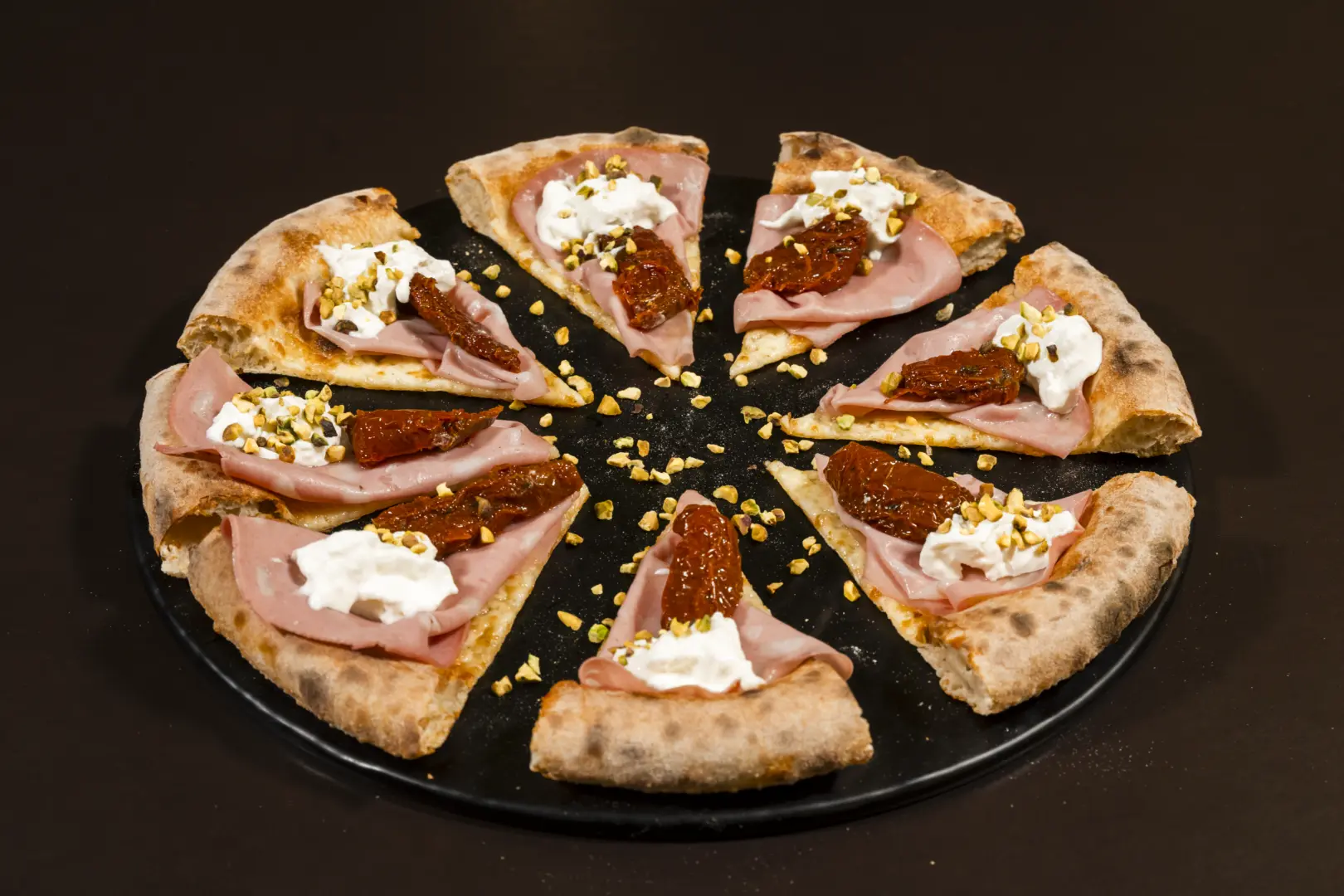 Gourmet pizza at Bouganville restaurant in Trento